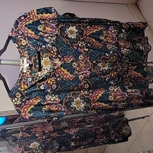 Beautiful DR2 blouse with string at the bottom to adjust